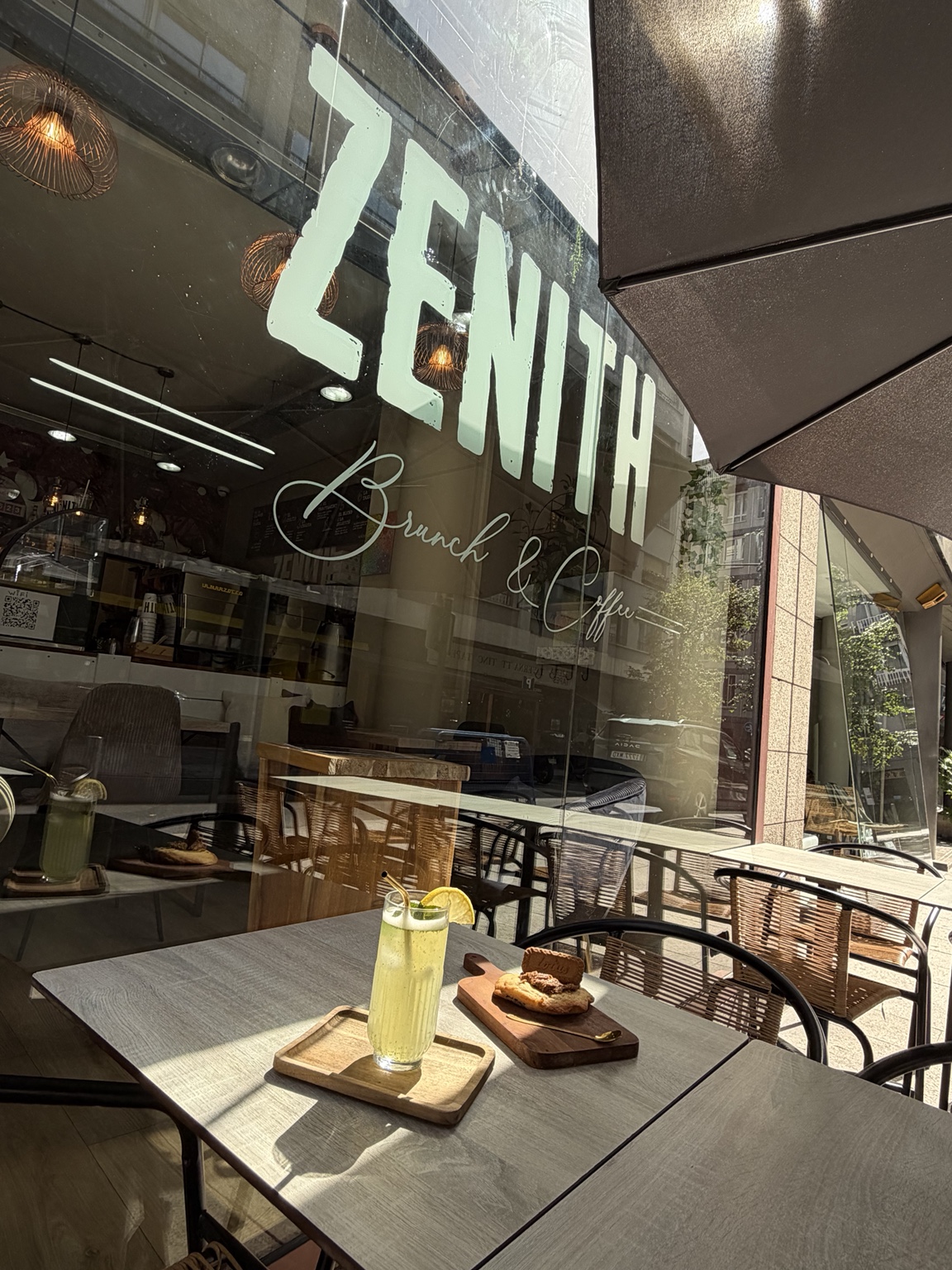 Façade et terrasse de Zenith Brunch & Coffee