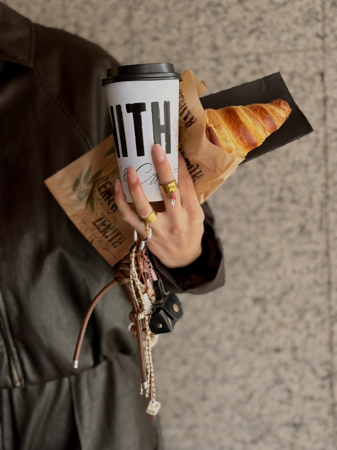 Café et croissant à emporter chez Zenith
